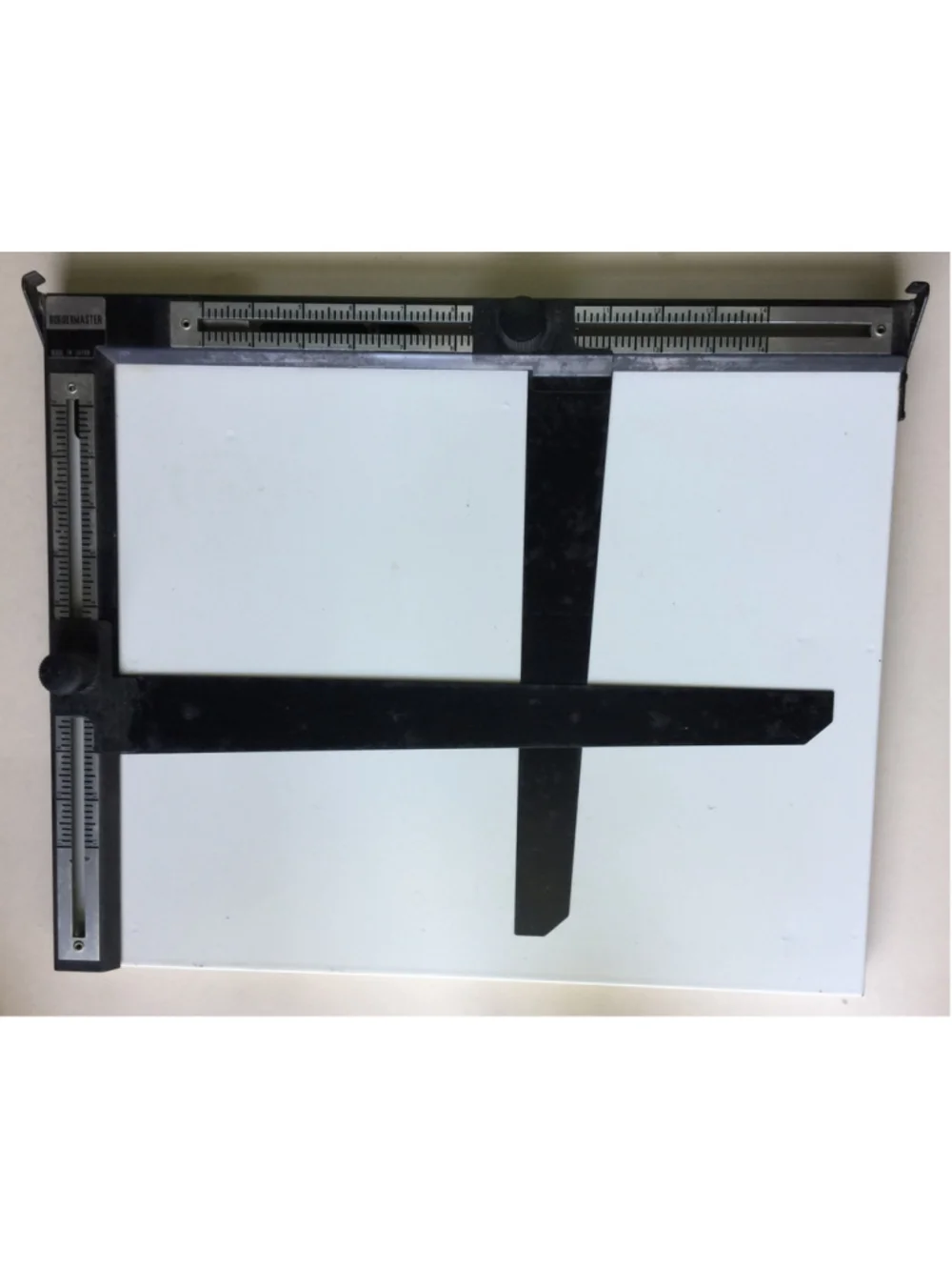 Bordermaster 17x14 Adjustable Darkroom Easel 2-Blade, Clean
